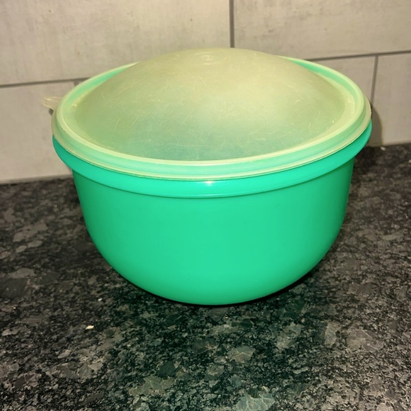 Jadeite Vintage Tupperware Crisp-It Lettuce keeper. Still has spike!! Seems NEW - Picture 1 of 4